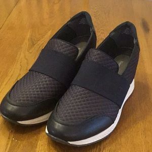 Woman’s Baretraps navy platform sneakers. Size 9.5. Worn twice! Cute!